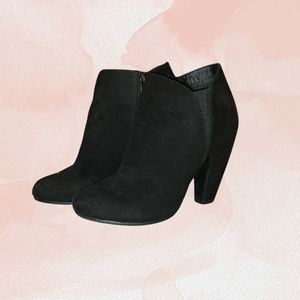 Candie's black low rise ankle high heel shoes (size 6)